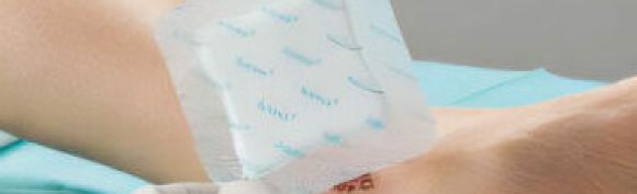 Pansement sur une jambe d'adulte