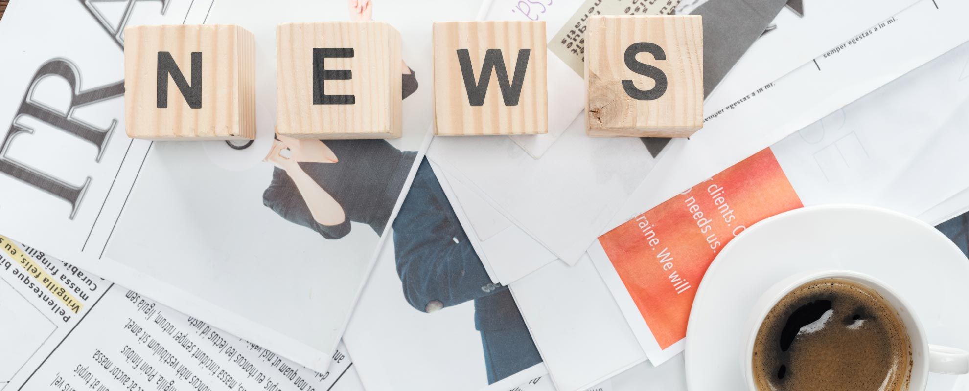 Bandeau actualité journaux avec 4 lettres en bois news
